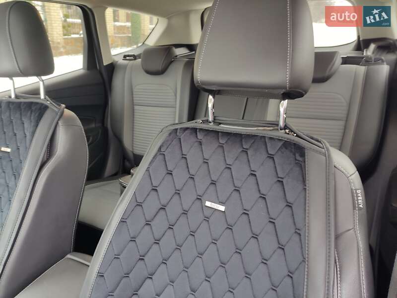 Позашляховик / Кросовер Ford Kuga 2016 в Чечельнику