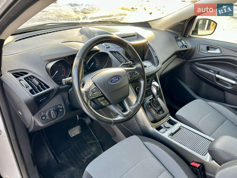 Позашляховик / Кросовер Ford Kuga 2016 в Києві