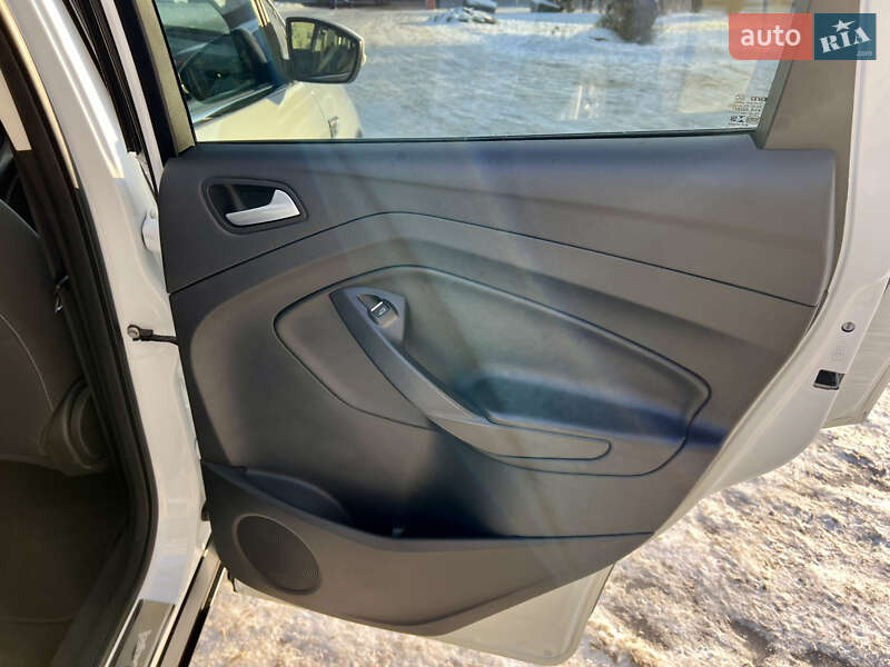 Позашляховик / Кросовер Ford Kuga 2016 в Києві