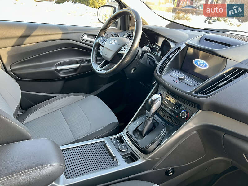 Позашляховик / Кросовер Ford Kuga 2016 в Києві