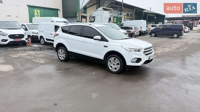 Позашляховик / Кросовер Ford Kuga 2019 в Луцьку