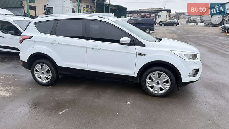 Позашляховик / Кросовер Ford Kuga 2019 в Луцьку