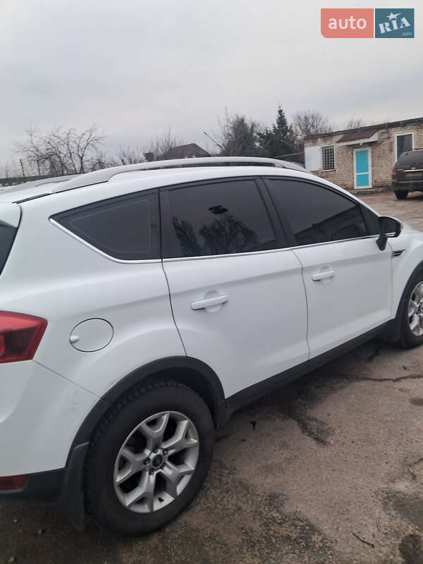 Внедорожник / Кроссовер Ford Kuga 2010 в Першотравенске