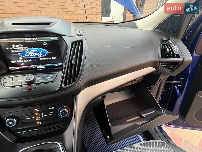 Внедорожник / Кроссовер Ford Kuga 2017 в Березному