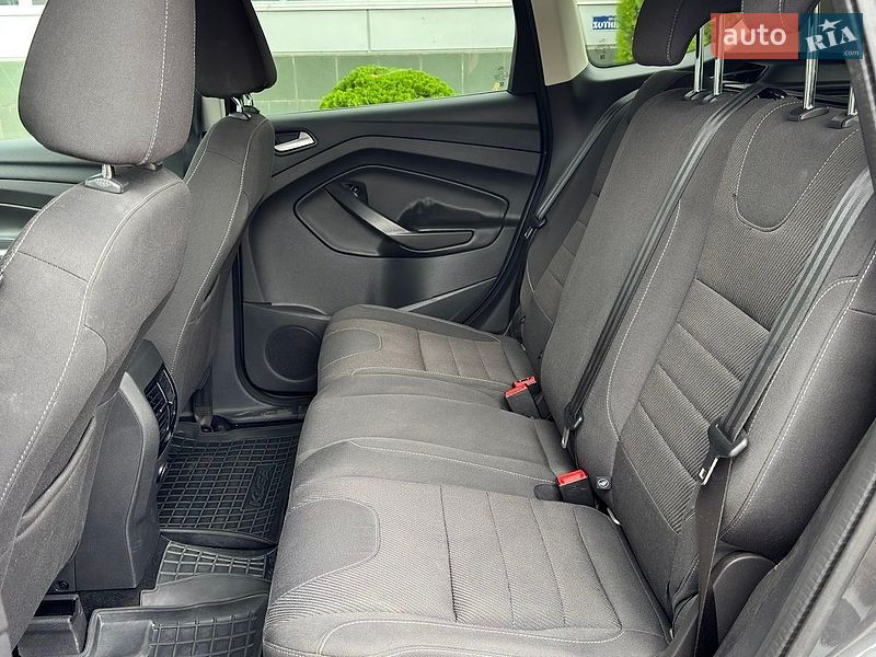 Позашляховик / Кросовер Ford Kuga 2015 в Чернівцях