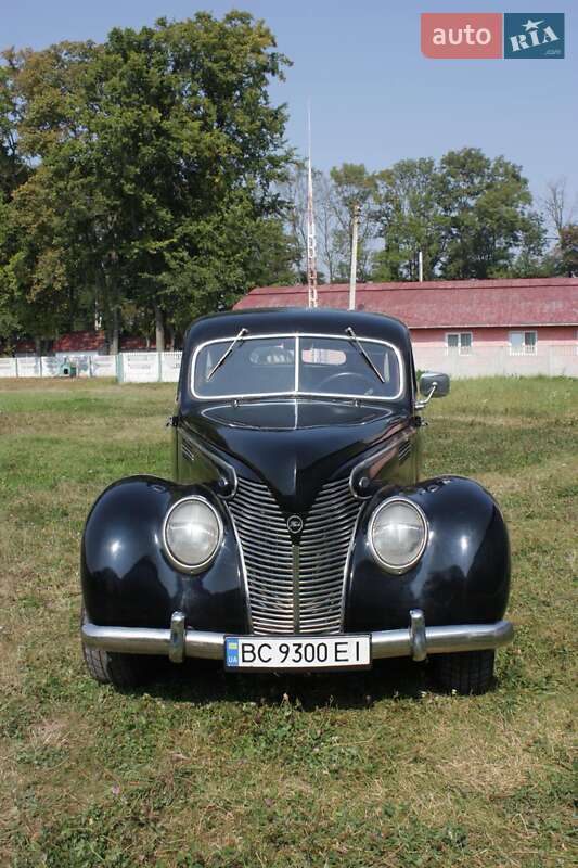 Седан Ford Model 48 1935 в Львове