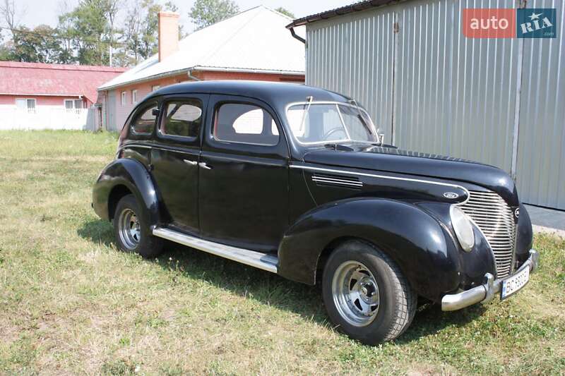 Седан Ford Model 48 1935 в Львове