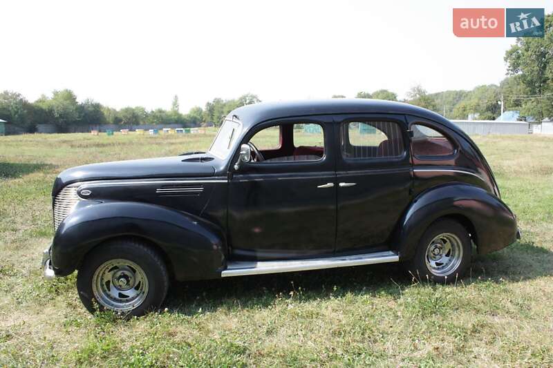 Седан Ford Model 48 1935 в Львове