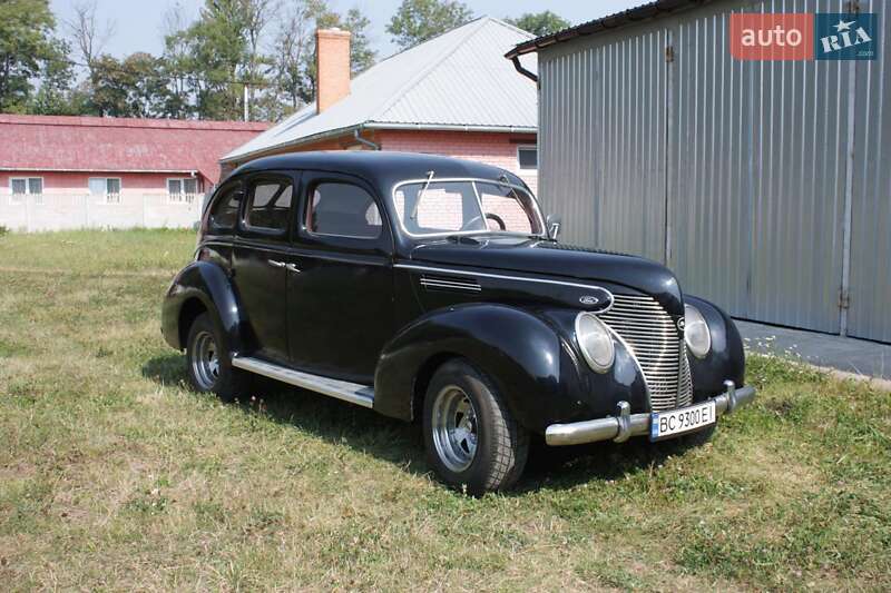 Седан Ford Model 48 1935 в Львове