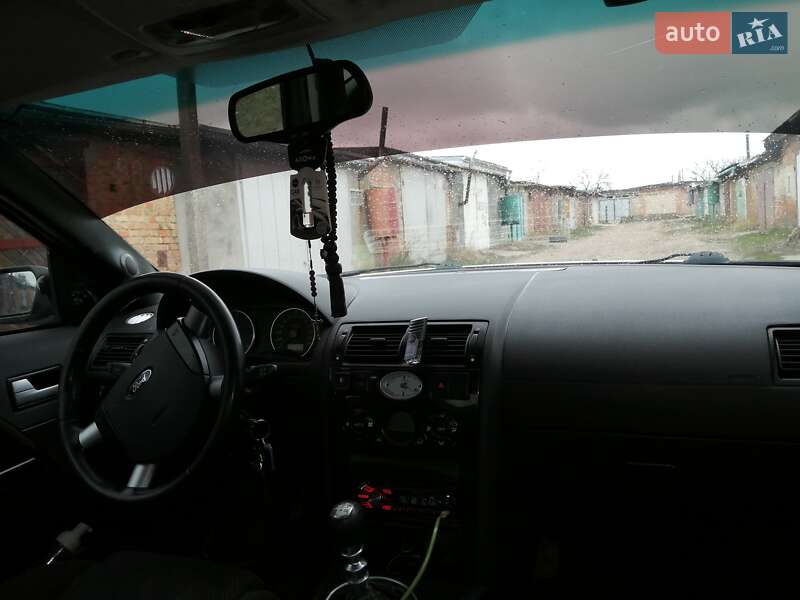 Седан Ford Mondeo 2002 в Сокале