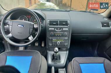 Хэтчбек Ford Mondeo 2005 в 