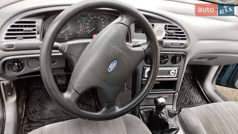 Лифтбек Ford Mondeo 1993 в Шумске