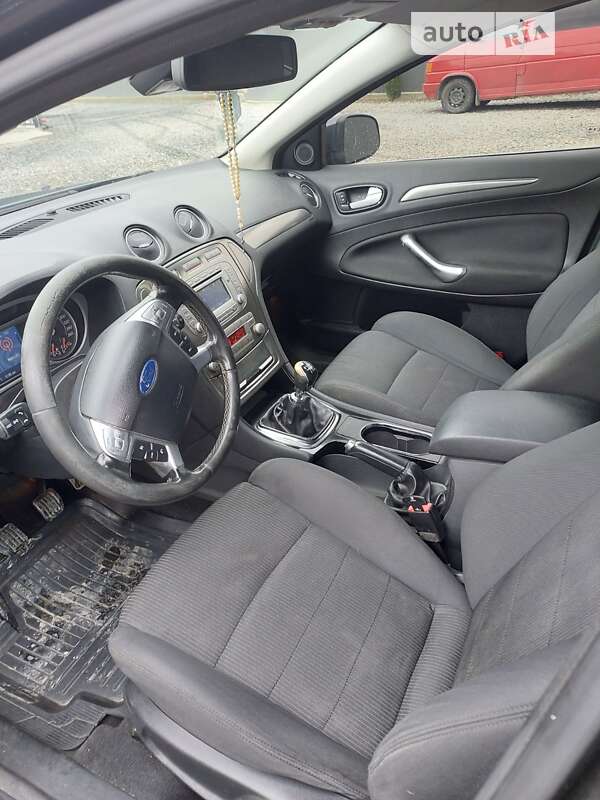 Седан Ford Mondeo 2010 в Рахове