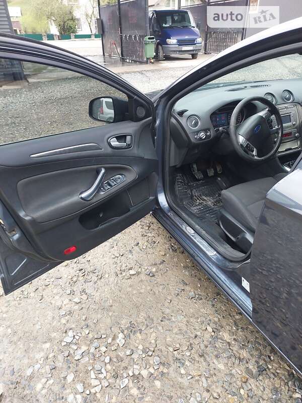 Седан Ford Mondeo 2010 в Рахове