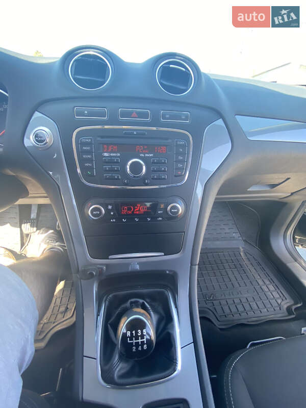 Седан Ford Mondeo 2012 в Буче