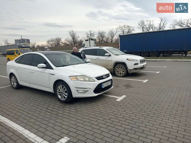 Седан Ford Mondeo 2012 в Дубровице