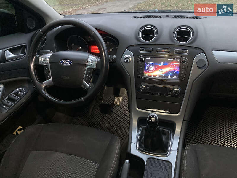 Седан Ford Mondeo 2010 в Варві