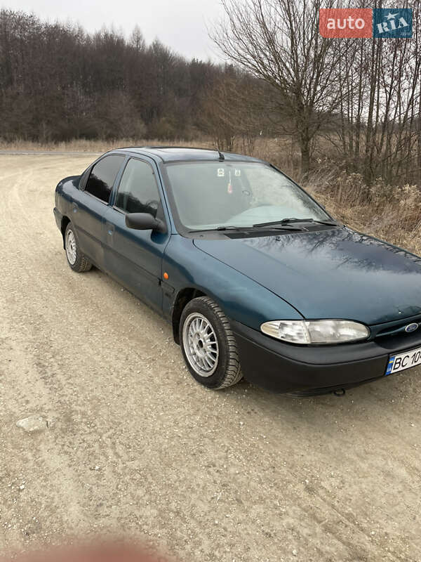 Седан Ford Mondeo 1993 в Городке