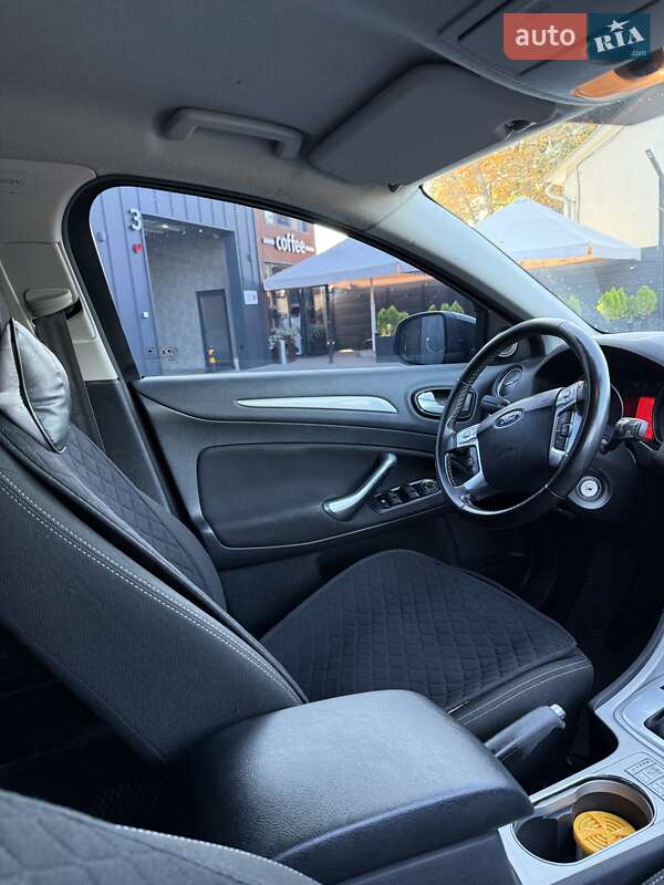 Універсал Ford Mondeo 2010 в Чернівцях