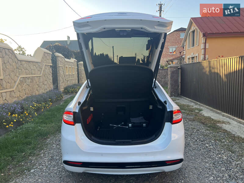 Седан Ford Mondeo 2015 в Черновцах