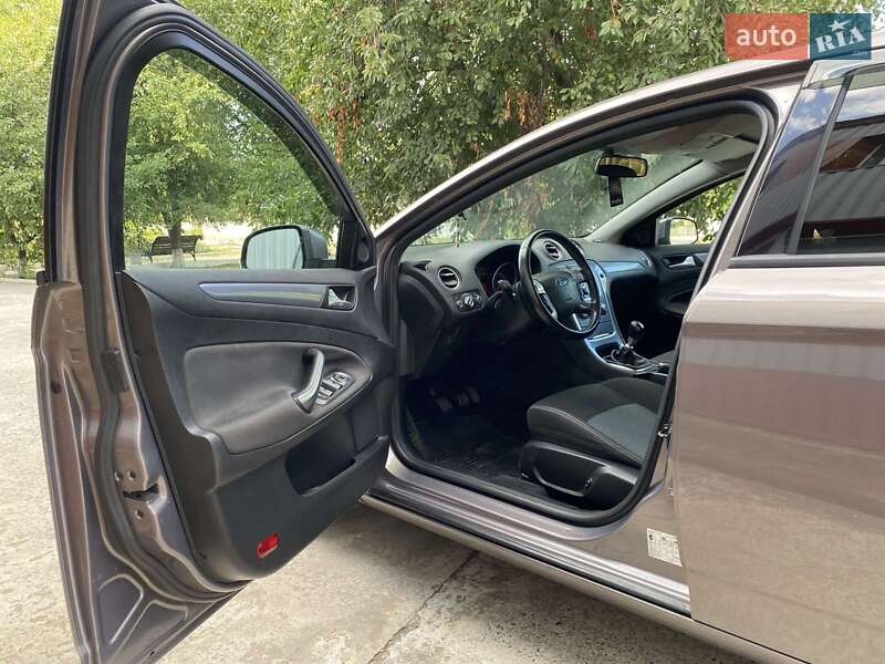Седан Ford Mondeo 2011 в Хмельницком