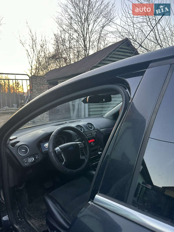 Седан Ford Mondeo 2010 в Олевську