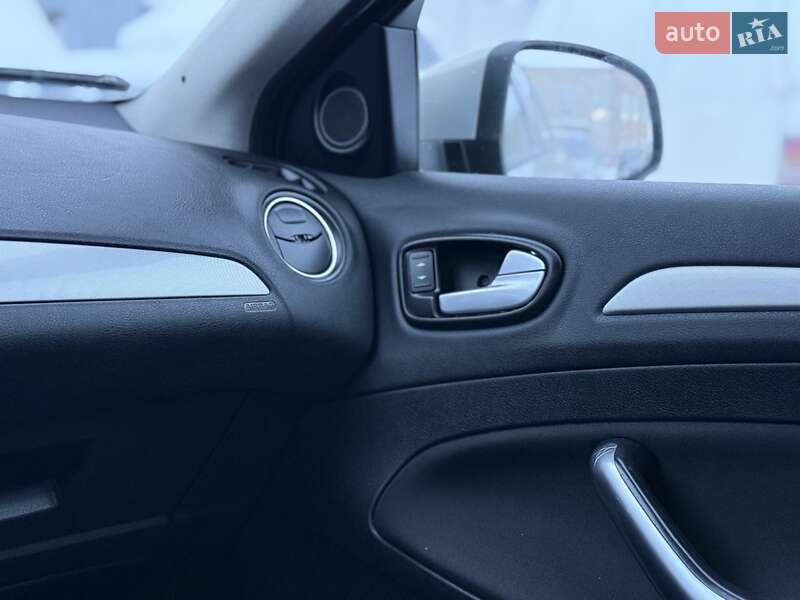 Седан Ford Mondeo 2010 в Ровно