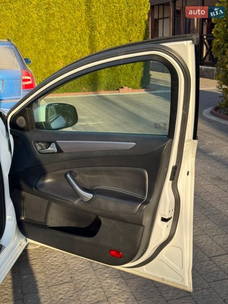 Седан Ford Mondeo 2012 в Стрию