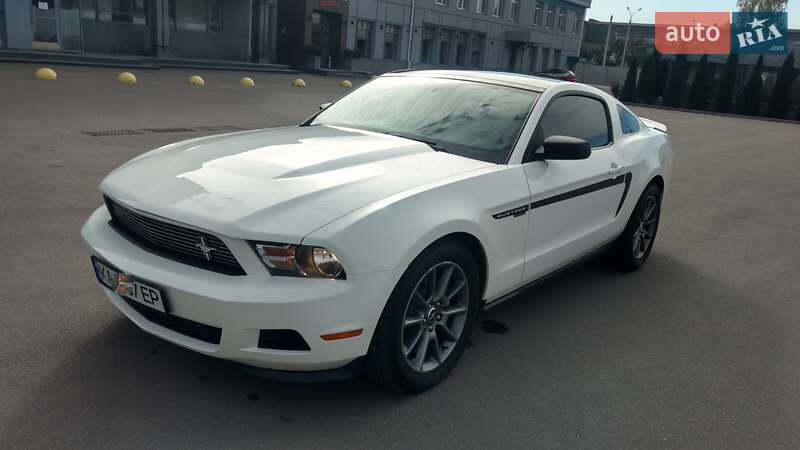 Купе Ford Mustang 2011 в Киеве