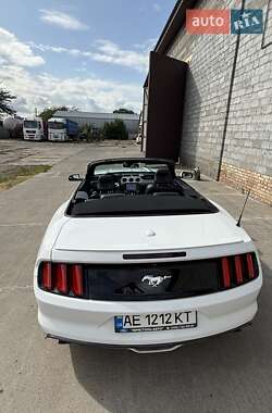 Кабриолет Ford Mustang 2016 в 