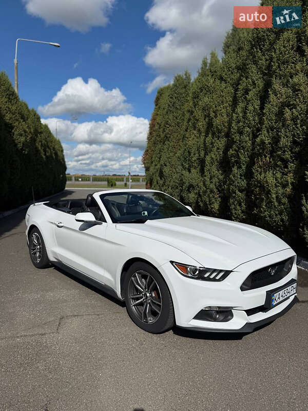 Кабриолет Ford Mustang 2016 в 