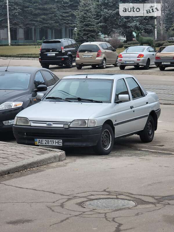 Седан Ford Orion 1992 в Каменском