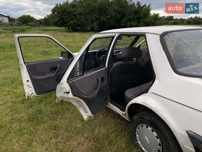 Седан Ford Orion 1987 в Остроге