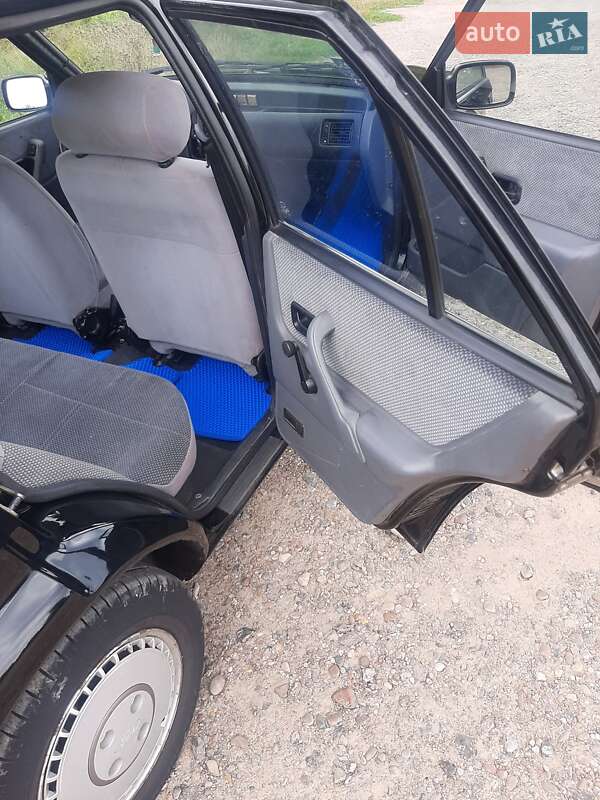 Седан Ford Orion 1990 в Ямполе