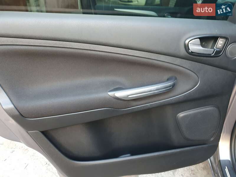 Минивэн Ford S-Max 2013 в Черноморске