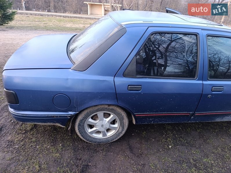 Седан Ford Sierra 1992 в Зборове