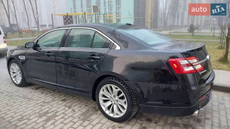 Седан Ford Taurus 2016 в Львове