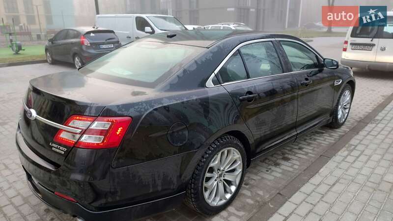 Седан Ford Taurus 2016 в Львове