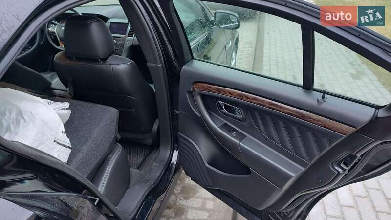 Седан Ford Taurus 2016 в Львове