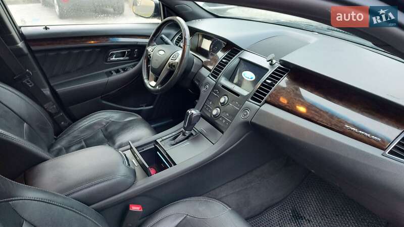 Седан Ford Taurus 2016 в Львове
