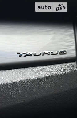 Седан Ford Taurus 2012 в Чернівцях