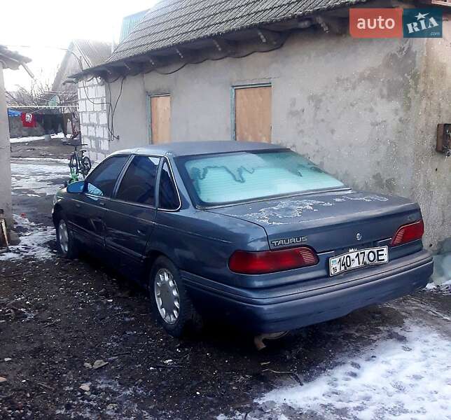 Седан Ford Taurus 1992 в Татарбунарах