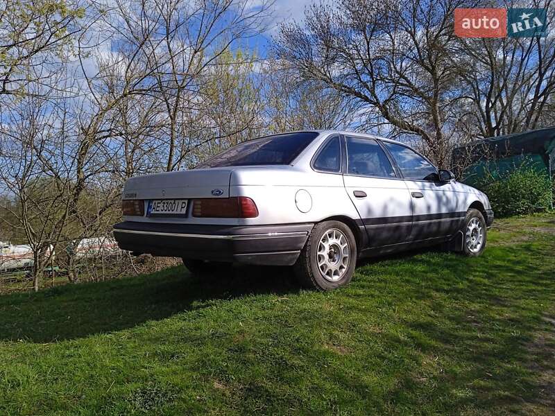 Седан Ford Taurus 1990 в Соленом