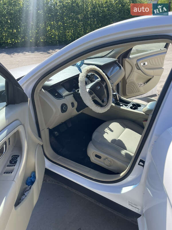 Седан Ford Taurus 2018 в Дрогобыче