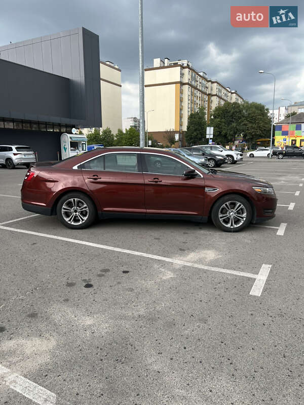 Седан Ford Taurus 2016 в Вишневом