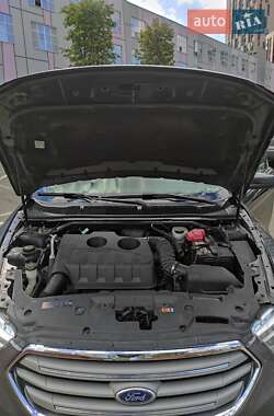 Седан Ford Taurus 2015 в 