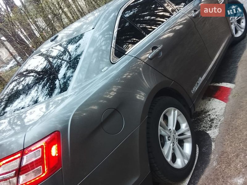 Седан Ford Taurus 2012 в Білогородці