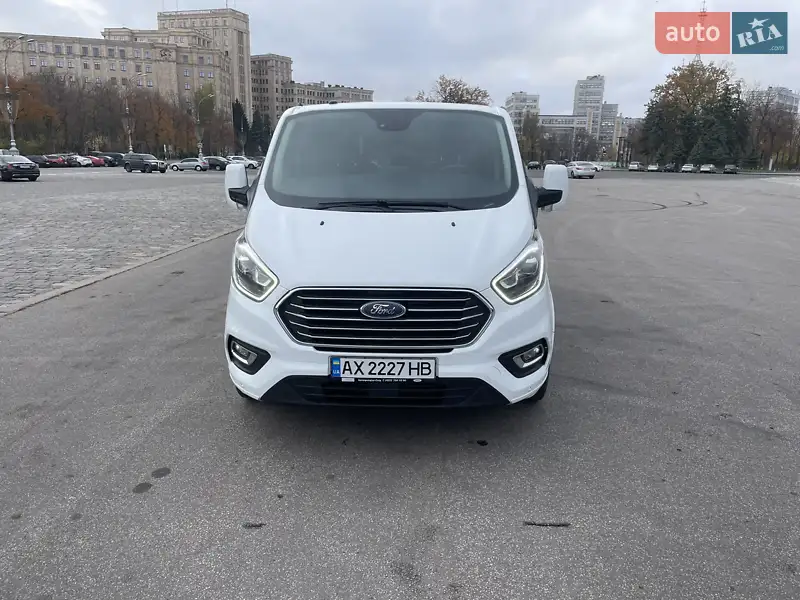 Минивэн Ford Tourneo Custom 2020 в 