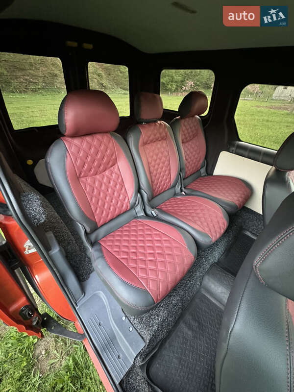Мінівен Ford Transit Connect 2011 в Буштино