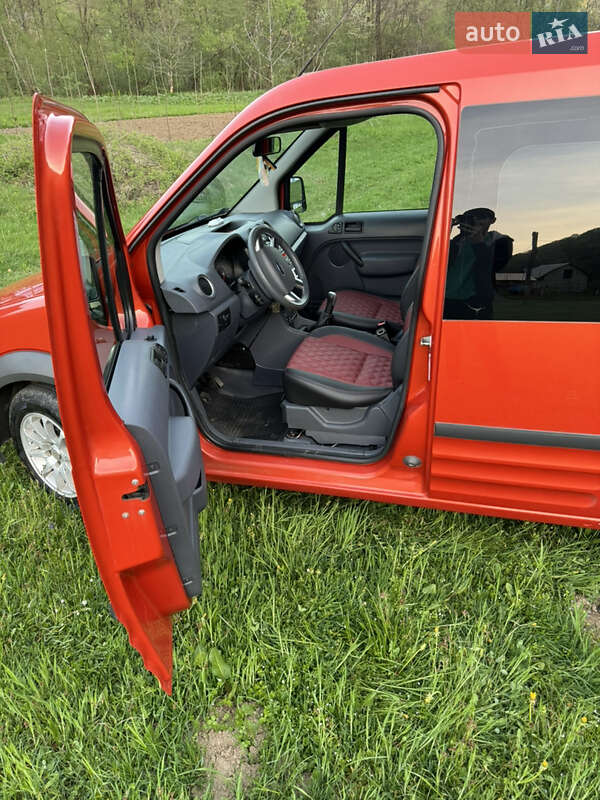 Мінівен Ford Transit Connect 2011 в Буштино